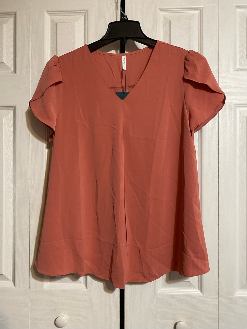 Anyally NWT lightweight soft vneck blouse top shirt size LARGE